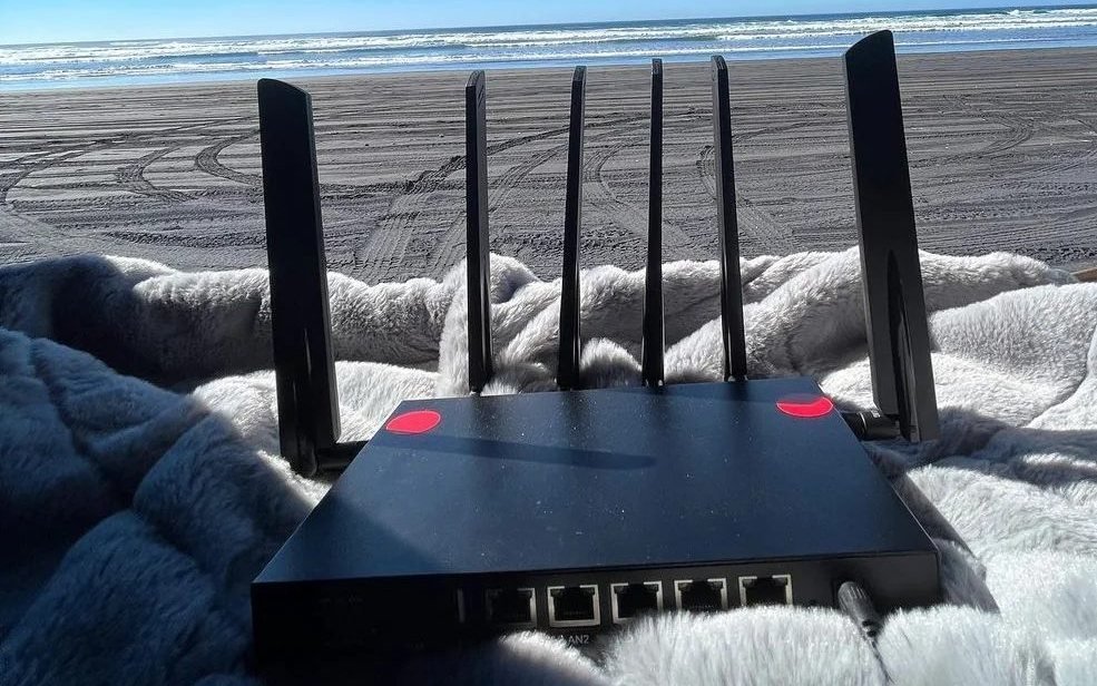 The Cat 20 router set up facing a beach.